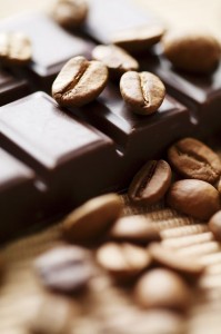 Zartbitterschokolade mit Kaffeebohnen herum. looby / 123RF Stockfoto