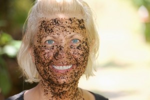 Kaffee Pilling Maske angewendet auf das Gesicht für die Hautpflege und Gesichtmassage